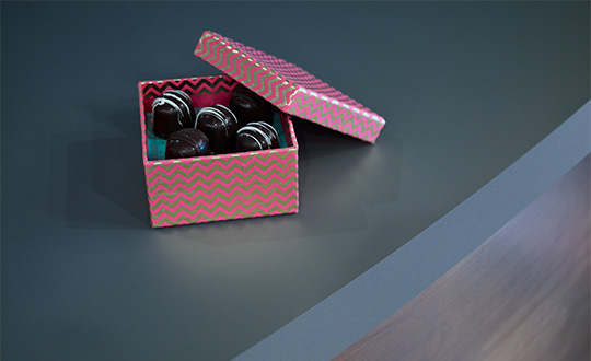 Les chocolats sur le comptoir en stratifié Formica Infiniti® ColorCore®2 912 Tempête